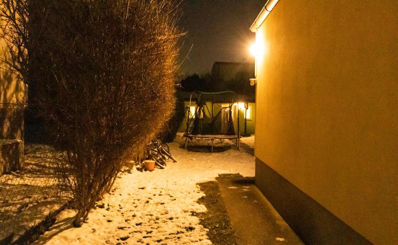 Small-Comfy Guest House In Donaustadt Garden - Not Shared! Vienna Exterior photo